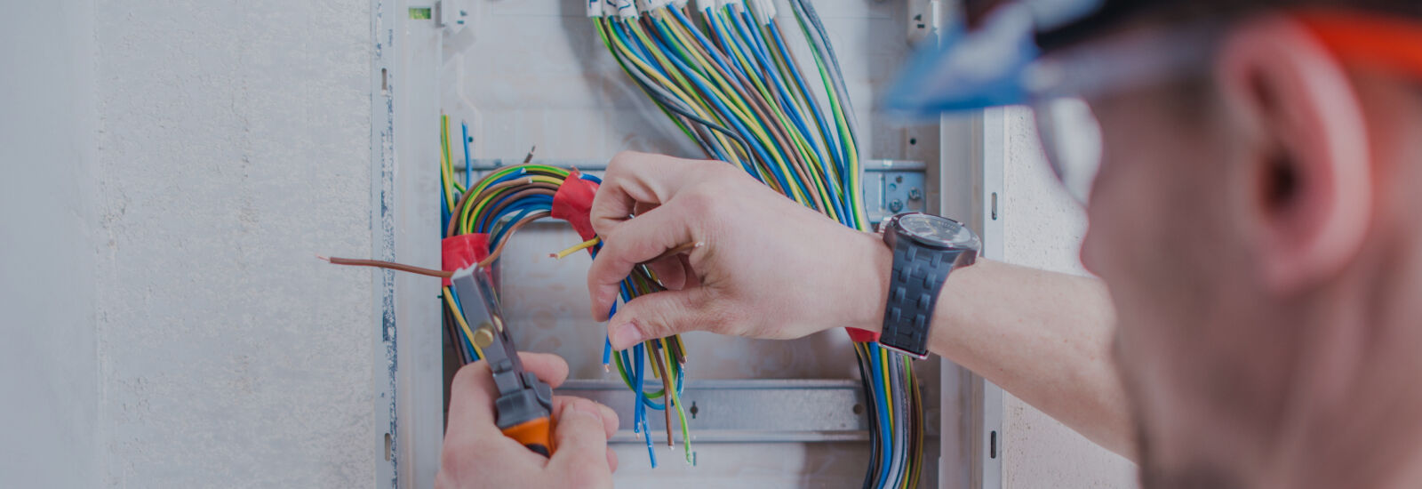 monteren van kabels door een installateur