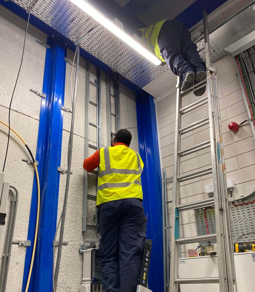 Monteren van ladderbaan in een kabeldraagsysteem installatie